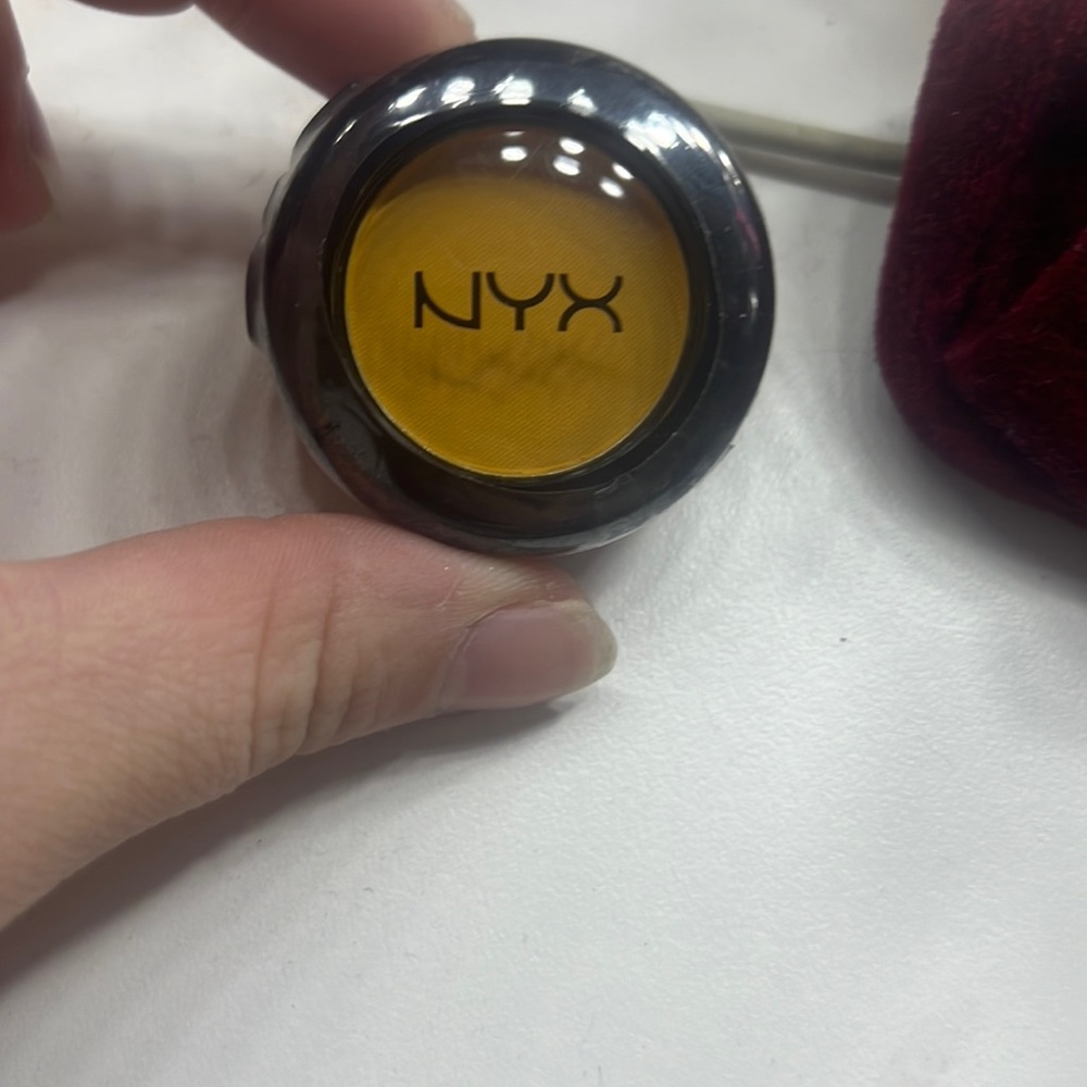 Nyx single eyeshadow in shade butterscotch caramel